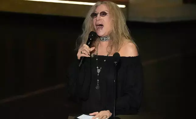 芭芭拉史翠珊周日（2026年3月15日）在洛杉磯杜比劇院舉行的奧斯卡金像獎悼念環節上，談及羅拔烈福。(美聯社圖片/Chris Pizzello) AP圖片