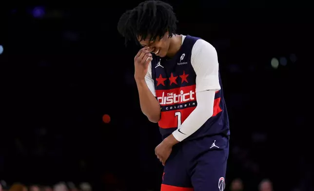 周一（2026年3月30日），華盛頓巫師後衛卡靈頓（Bub Carrington）在洛杉磯一場NBA籃球賽上半場對陣洛杉磯湖人時作出反應。(美聯社圖片/Ryan Sun) AP圖片