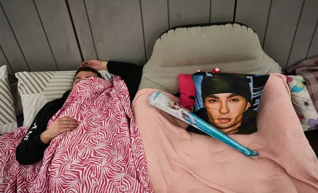 2026年3月2日，以色列拉馬特甘，一名男子在地鐵站地下避難，以防範伊朗可能的導彈襲擊。(美聯社圖片/Oded Balilty) AP圖片