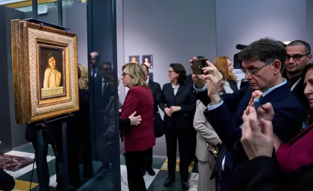 記者周四（2026年3月26日）在羅馬觀賞安東尼路達梅西納的《看這個人》。這幅約1470年的蛋彩木板畫，尺寸為20.3厘米乘14.9厘米，近期由意大利博物館總局以1490萬美元（約1260萬歐元）購入。（美聯社圖片/Domenico Stinellis） AP圖片