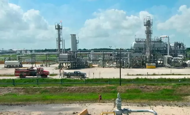 國際能源署成員國同意釋放4億桶石油儲備，英美期油升幅收窄。AP資料圖片