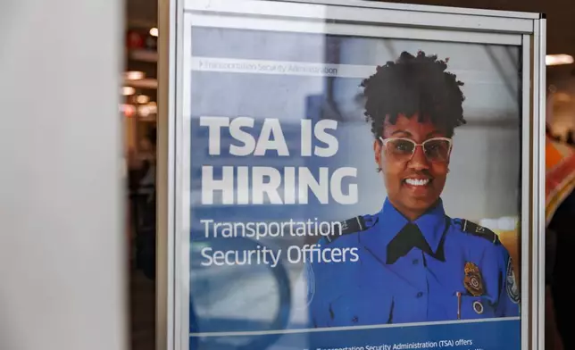 費城國際機場（Philadelphia International Airport）展示「運輸安全管理局（TSA）正在招聘」的標誌。攝於2026年3月23日周一，費城。(美聯社圖片/Hannah Beier) AP圖片