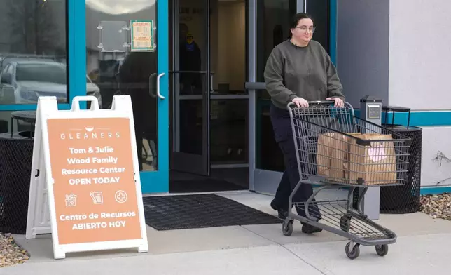 運輸安全管理局（TSA）職員泰勒迪沙特（Taylor Desert）在印第安納波利斯（Indianapolis）的拾荒者食物銀行（Gleaners Food Bank）領取雜貨後離開。攝於2026年3月23日周一。(美聯社圖片/Michael Conroy) AP圖片