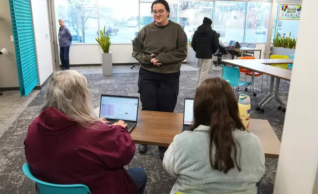 運輸安全管理局（TSA）職員泰勒迪沙特（Taylor Desert）在印第安納波利斯（Indianapolis）的拾荒者食物銀行（Gleaners Food Bank）辦理手續領取雜貨。攝於2026年3月23日周一。(美聯社圖片/Michael Conroy) AP圖片