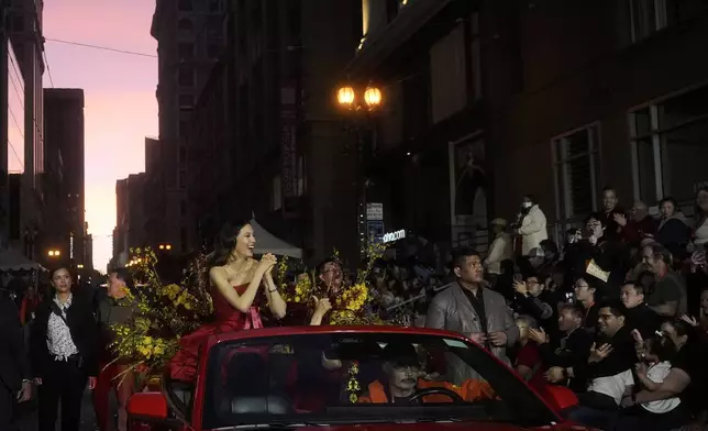 2026年3月7日周六，奧運金牌得主兼大禮官谷愛凌（中左）在三藩市農曆新年巡遊期間揮手致意。(美聯社圖片/Jeff Chiu) AP圖片