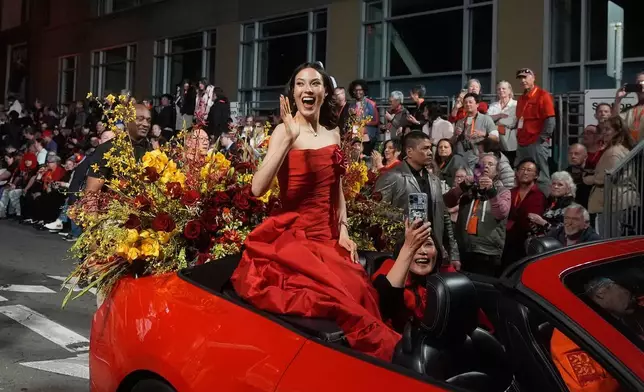 2026年3月7日周六，奧運金牌得主兼大禮官谷愛凌在三藩市農曆新年巡遊期間揮手致意。(美聯社圖片/Jeff Chiu) AP圖片