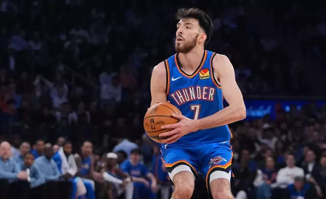 2026年3月4日周三，在紐約舉行的一場NBA籃球賽上半場，奧克拉荷馬城雷霆的車特賀姆格倫（7號）射入三分球。 AP圖片