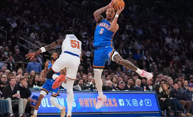 2026年3月4日周三，在紐約舉行的一場NBA籃球賽上半場，奧克拉荷馬城雷霆的謝林威廉斯（6號）與紐約人的穆罕默德迪亞華拉（51號）爭奪控球權。AP圖片