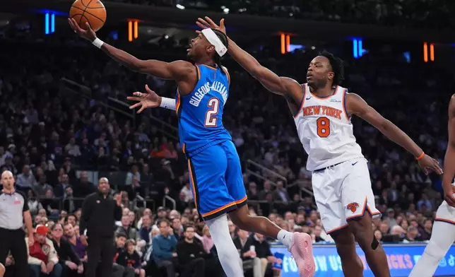 2026年3月4日周三，在紐約舉行的一場NBA籃球賽上半場，奧克拉荷馬城雷霆的沙爾吉爾吉斯亞歷山大（2號）運球突破紐約人的OG阿奴諾比（8號）。AP圖片