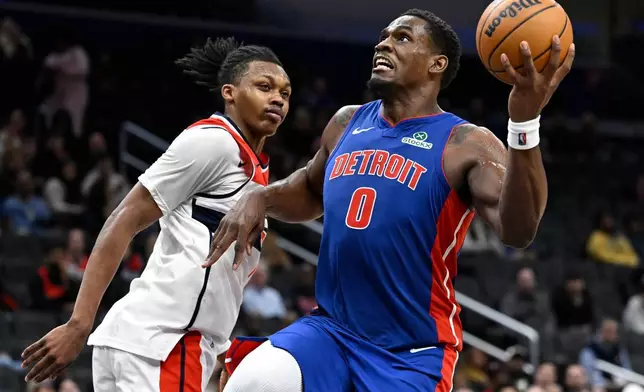 底特律活塞中鋒杜倫（Jalen Duren）（0號）在華盛頓巫師後衛卡靈頓（Bub Carrington）身旁嘗試投籃。AP圖片
