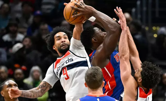 華盛頓巫師前鋒尚帕涅（Justin Champagnie）（9號）封阻底特律活塞中鋒杜倫的投籃。AP圖片