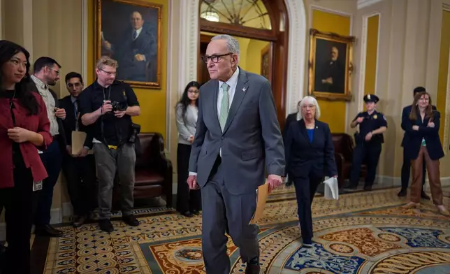 紐約州民主黨參議員、參議院民主黨領袖舒默（Chuck Schumer）周二抵達華盛頓國會大廈，向記者發言。 (美聯社圖片/J. Scott Applewhite) AP圖片