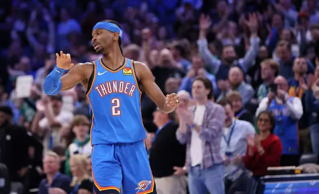 亞歷山大在下半場打破張伯倫的連續得分紀錄後，於暫停期間與隊友慶祝。AP圖片