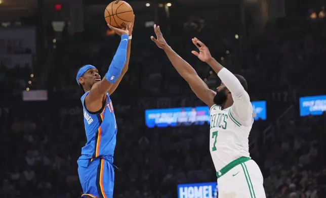 雷霆後衛亞歷山大（左）在周四晚於奧克拉荷馬市舉行的 NBA 賽事上半場，嘗試在塞爾特人後衛積倫布朗（右）面前投籃。 AP圖片