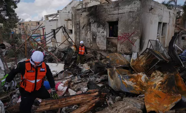 2026年3月22日周日，以色列安全部隊在以色列南部迪莫納一個遭伊朗導彈襲擊的地點視察。(美聯社圖片/Ariel Schalit) AP圖片