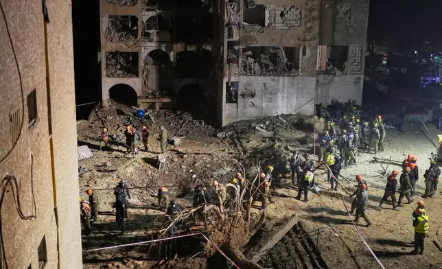 2026年3月22日周日，以色列安全部隊及救援隊伍在以色列南部阿拉德一個遭伊朗導彈襲擊的地點工作。(美聯社圖片/Ohad Zwigenberg) AP圖片