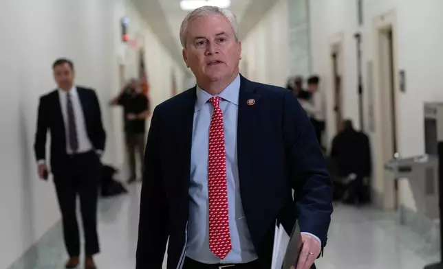 眾議院監督委員會主席、來自肯塔基州的共和黨眾議員科默（James Comer）於2026年3月19日周四抵達華盛頓國會山莊，準備出席殷迪克（Darren K. Indyke）在眾議院監督委員會前的作證，並走向傳媒發言。(美聯社圖片/Jose Luis Magana) AP圖片