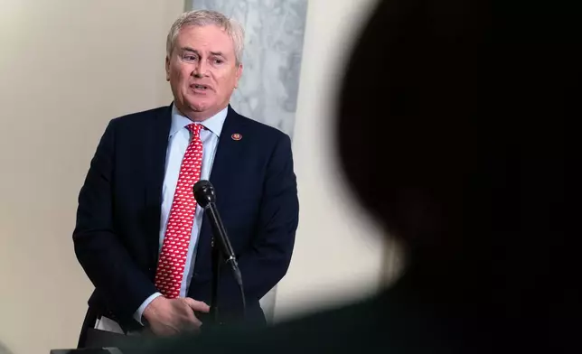 眾議院監督委員會主席、來自肯塔基州的共和黨眾議員科默（James Comer）於2026年3月19日周四抵達華盛頓國會山莊，準備出席殷迪克（Darren K. Indyke）在眾議院監督委員會前的作證，並向傳媒發言。(美聯社圖片/Jose Luis Magana) AP圖片