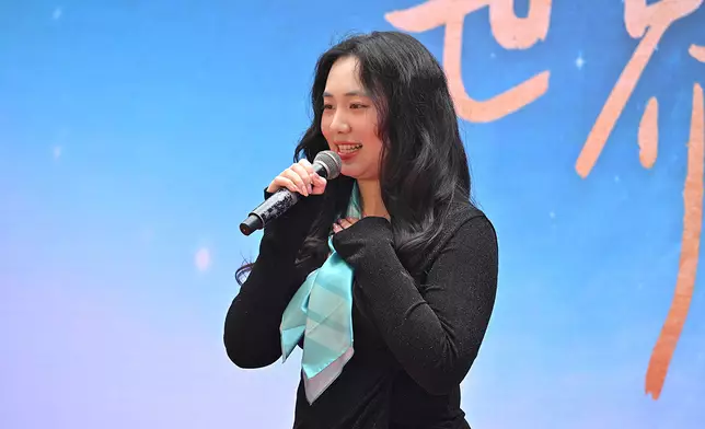 珠海學院中國文學系鮑吳碧晗同學獻唱《世界贈予我的》。