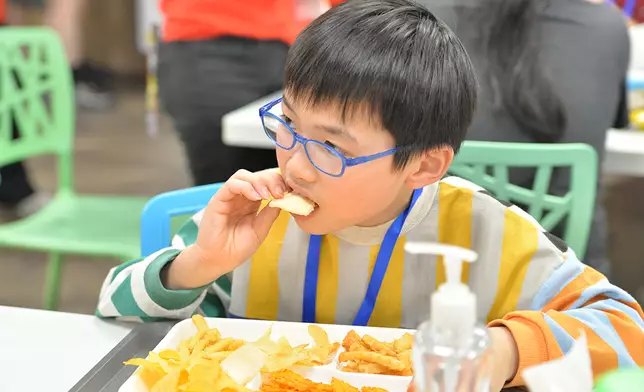 豐富多樣的零食陣容充滿驚喜，粉絲們都興奮不已，樂不可支，試盡每一款零食