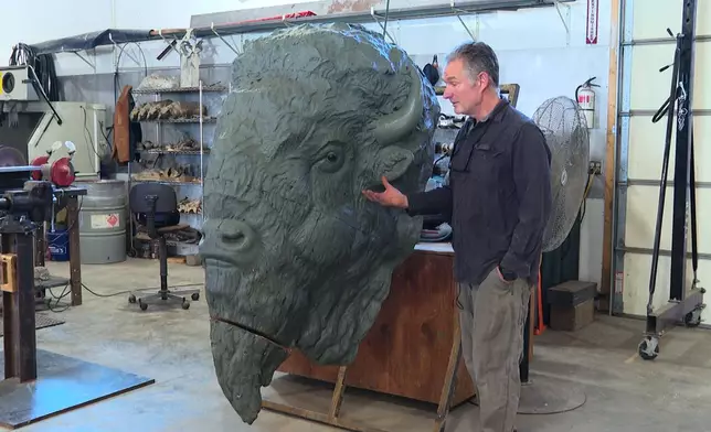 古生物藝術家加里史塔布（Gary Staab）於2025年12月2日周二在密蘇里州卡尼（Kearney, Mo.）的工作室內，站在他製作的其中一座野牛黏土雕塑旁。(美聯社圖片/Nick Ingram) AP圖片