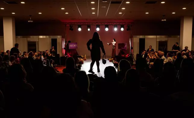 一名年輕女子在SEEN匿名裁縫師慈善晚會期間踏上T台。這是在2026年3月18日周三，世界唐氏綜合症日（3月21日）前夕，於羅馬尼亞首都布加勒斯特舉行的SEEN匿名裁縫師慈善晚會上拍攝。該活動由布加勒斯特唐氏綜合症加強協會（Down Plus Bucharest）組織，該協會是一個支援唐氏綜合症及其他智力障礙年輕人的非政府組織。(美聯社圖片/ Vadim Ghirda) AP圖片