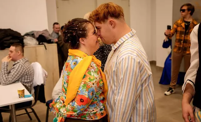 奧安娜班尼卡（Oana Banica）與艾力斯薩瓦（Alex Zarva）鼻尖輕觸。這是在2026年3月18日周三，世界唐氏綜合症日（3月21日）前夕，於羅馬尼亞首都布加勒斯特舉行的SEEN匿名裁縫師慈善晚會（SEEN Anonymous Seamstresses Gala）上拍攝。該活動由布加勒斯特唐氏綜合症加強協會（Down Plus Bucharest）組織，該協會是一個支援唐氏綜合症及其他智力障礙年輕人的非政府組織。(美聯社圖片/ Vadim Ghirda) AP圖片