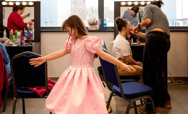 馬魯西卡布爾拉卡（Marusika Burlaca）在SEEN匿名裁縫師慈善晚會前跳舞。這是在2026年3月18日周三，世界唐氏綜合症日（3月21日）前夕，於羅馬尼亞首都布加勒斯特舉行的SEEN匿名裁縫師慈善晚會上拍攝。該活動由布加勒斯特唐氏綜合症加強協會（Down Plus Bucharest）組織，該協會是一個支援唐氏綜合症及其他智力障礙年輕人的非政府組織。(美聯社圖片/ Vadim Ghirda) AP圖片