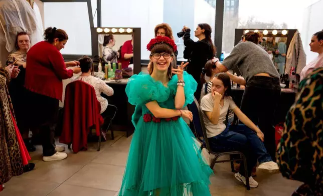 安東尼亞沃伊庫（Antonia Voicu）在SEEN匿名裁縫師慈善晚會前開懷大笑。這是在2026年3月18日周三，世界唐氏綜合症日（3月21日）前夕，於羅馬尼亞首都布加勒斯特舉行的SEEN匿名裁縫師慈善晚會上拍攝。該活動由布加勒斯特唐氏綜合症加強協會（Down Plus Bucharest）組織，該協會是一個支援唐氏綜合症及其他智力障礙年輕人的非政府組織。(美聯社圖片/ Vadim Ghirda) AP圖片