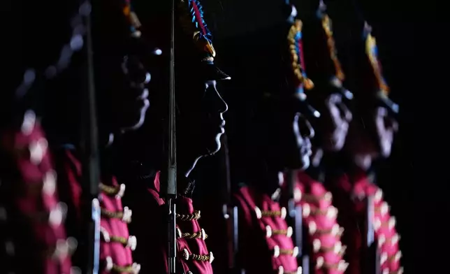 2026年3月25日周三，在哥倫比亞（Colombia）波哥大（Bogotá）的陣亡英雄紀念碑（Monument to the Fallen Heroes），士兵列隊為萊吉薩莫港（Puerto Leguizamo）軍用運輸機墜毀事故的遇難者舉行守夜活動。(美聯社圖片/Fernando Vergara) AP圖片