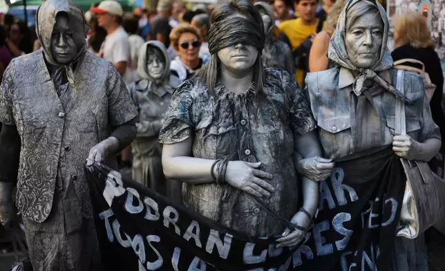 2026年3月24日周二，在阿根廷（Argentina）布宜諾斯艾利斯（Buenos Aires），活動人士在軍事政權（1976-1983年）上台政變周年紀念日的集會上示威。(美聯社圖片/Rodrigo Abd) AP圖片