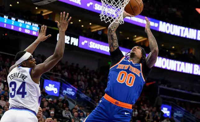 紐約人後衛奇勒臣（Jordan Clarkson，00號）在猶他爵士中鋒舒希比（Oscar Tshiebwe，34號）防守下進攻籃框。(美聯社圖片/Tyler Tate) AP圖片