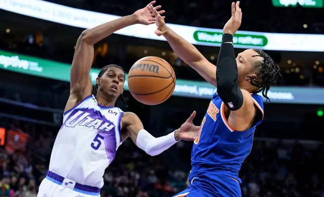 猶他爵士前鋒威廉斯（Cody Williams，左）與紐約人後衛般臣（Jalen Brunson，右）爭奪球權。 AP圖片