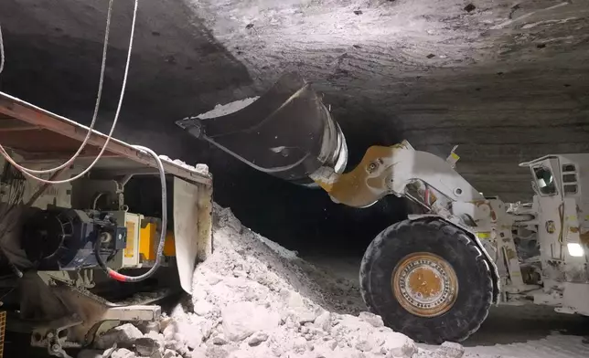 2026年3月19日周四，在美國俄亥俄州克利夫蘭市伊利湖下549米處，4.4億年前形成的鹽礦被挖出並裝載到輸送帶上。（美聯社圖片/Sue Ogrocki） AP圖片