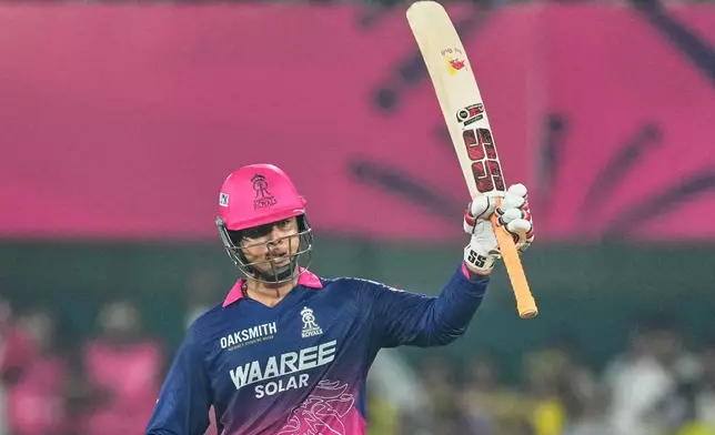 拉賈斯坦皇家球員蘇亞雲斯（Vaibhav Sooryavanshi）在印度古瓦哈蒂舉行的印度超級板球聯賽中，對陣清奈超級國王時，慶祝攻入半世紀。攝於2026年3月30日周一。(美聯社圖片/Anupam Nath) AP圖片