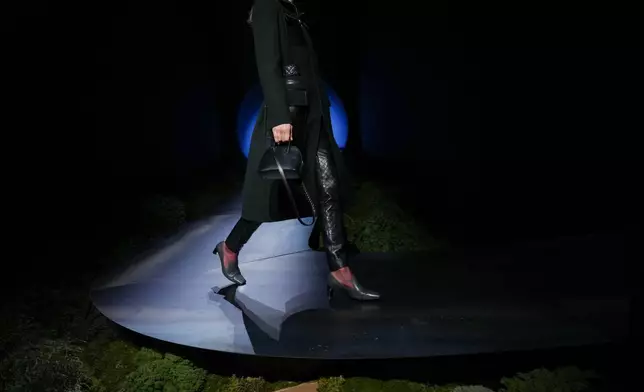 一名模特兒展示愛馬仕2026-2027秋冬女裝系列作品，該系列於2026年3月7日周六在巴黎發布。(美聯社圖片/Aurelien Morissard) AP圖片