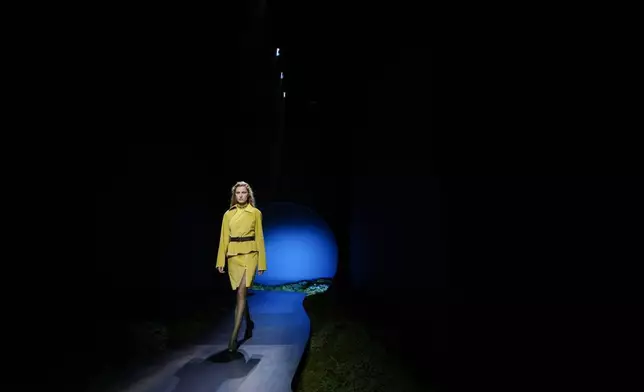 一名模特兒展示愛馬仕2026-2027秋冬女裝系列作品，該系列於2026年3月7日周六在巴黎發布。(美聯社圖片/Aurelien Morissard) AP圖片