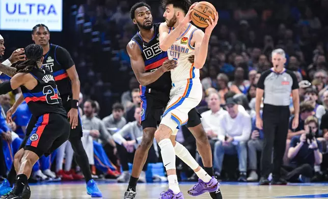 奧克拉荷馬雷霆中鋒/前鋒鶴姆根（Chet Holmgren）（7號）周一（2026年3月30日）在奧克拉荷馬城舉行的NBA籃球賽上半場，對陣底特律活塞時施壓。(美聯社圖片/Gerald Leong) AP圖片