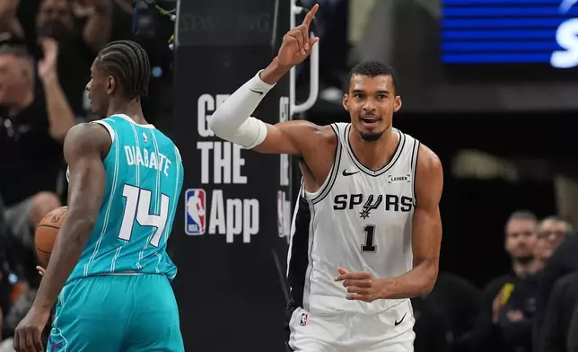 聖安東尼奧馬刺前鋒文班亞馬（1號）在聖安東尼奧對陣夏洛特黃蜂時慶祝得分。AP圖片