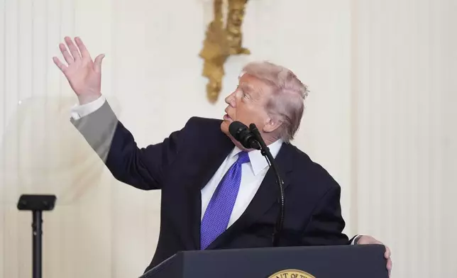 美國總統特朗普於2026年3月2日周一，在華盛頓白宮東廳出席榮譽勳章頒授儀式前，談及新舞廳的建設。（美聯社圖片/Alex Brandon） AP圖片