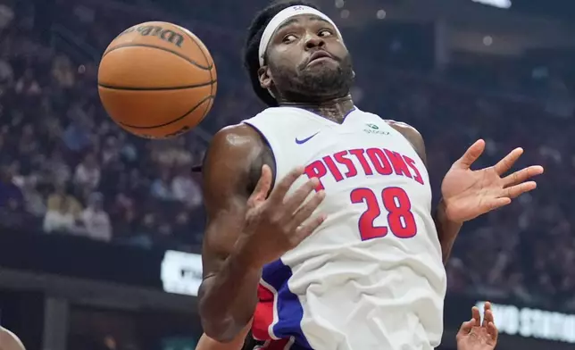 2026年3月3日，底特律活塞前鋒以賽亞史超活（28號）在NBA籃球賽下半場對陣克里夫蘭騎士時，皮球被拍走後望向皮球。（美聯社圖片/Sue Ogrocki） AP圖片