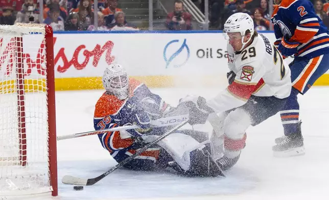佛羅里達美洲豹（Florida Panthers）球員高爾·萊因哈特（Cole Reinhardt）（29號）在2026年3月19日周四，於亞伯達省愛民頓舉行的國家冰球聯盟（NHL）賽事首節，射破愛民頓油人（Edmonton Oilers）門將干納·英格拉姆（Connor Ingram）（39號）的十指關。(美聯社圖片/Jason Franson/The Canadian Press) AP圖片