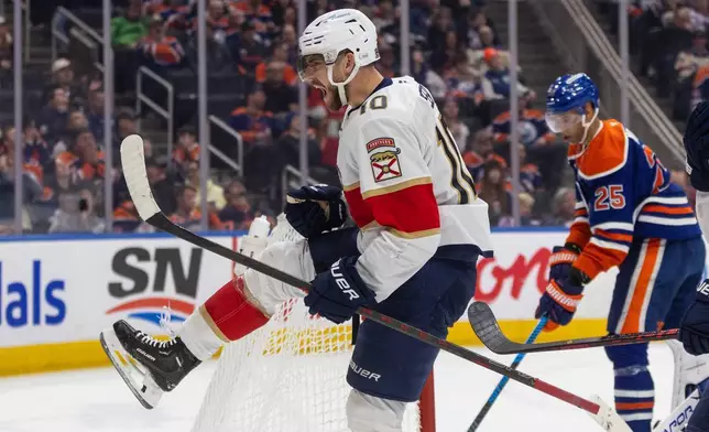 佛羅里達美洲豹（Florida Panthers）球員A.J. 格里爾（A.J. Greer）（10號）在2026年3月19日周四，於亞伯達省愛民頓舉行的國家冰球聯盟（NHL）賽事首節，慶祝對陣愛民頓油人（Edmonton Oilers）的入球。(美聯社圖片/Jason Franson/The Canadian Press) AP圖片