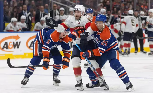 佛羅里達美洲豹（Florida Panthers）球員森姆·賓尼特（Sam Bennett）（9號）在2026年3月19日周四，於亞伯達省愛民頓舉行的國家冰球聯盟（NHL）賽事第三節，被愛民頓油人（Edmonton Oilers）球員干納·梅菲（Connor Murphy）（5號）及達內爾·納斯（Darnell Nurse）（25號）攔截。(美聯社圖片/Jason Franson/The Canadian Press) AP圖片