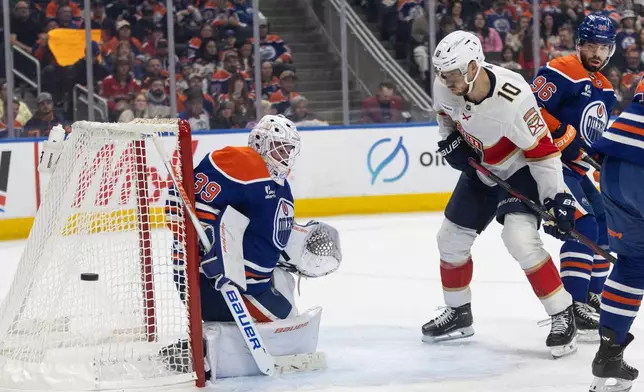 佛羅里達美洲豹（Florida Panthers）球員A.J. 格里爾（A.J. Greer）（10號）在2026年3月19日周四，於亞伯達省愛民頓舉行的國家冰球聯盟（NHL）賽事首節，被愛民頓油人（Edmonton Oilers）門將干納·英格拉姆（Connor Ingram）（39號）擋下攻勢。(美聯社圖片/Jason Franson/The Canadian Press) AP圖片