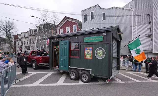 麻省兩兄弟打造的「The Wee Irish Pub」流動愛爾蘭酒吧，於2026年3月15日（周日）在南波士頓（South Boston）社區的年度聖派翠克節（St. Patrick’s Day）巡遊中被拖行。（美聯社圖片/查爾斯克魯帕 Charles Krupa） AP圖片