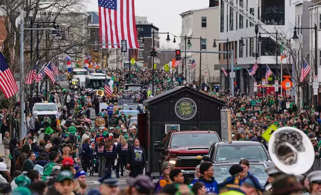 由麻省兩兄弟建造、功能齊全的流動愛爾蘭酒吧「小愛爾蘭酒吧」（The Wee Irish Pub），攝於2026年3月15日（周日）南波士頓（South Boston）社區舉行的年度聖派翠克節巡遊期間，被拖行經過多徹斯特大道（Dorchester Avenue）。(美聯社圖片/Charles Krupa) AP圖片