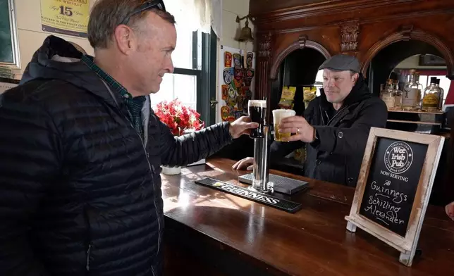 2026年3月13日（周五），馬克科特（Mark Cote）（左）在麻省安多弗（Andover）收到租用的迷你酒吧後，與馬特泰勒（Matt Taylor）舉杯慶祝一場提早舉行的聖派翠克節（St. Patrick’s Day）派對。（美聯社圖片/羅伯特布卡蒂 Robert F. Bukaty） AP圖片