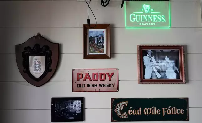 愛爾蘭招牌和照片裝飾着一間迷你酒吧的牆壁，攝於2026年3月11日（周三）麻省雷丁（Reading）。(美聯社圖片/Robert F. Bukaty) AP圖片