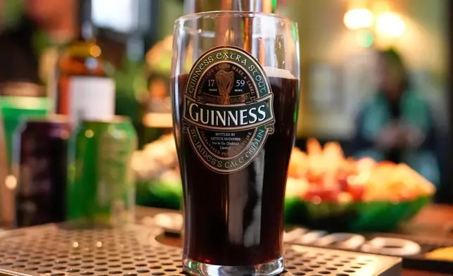 在馬克科特（Mark Cote）租用的迷你酒吧內，為聖派翠克節（St. Patrick’s Day）提早舉行的派對上，倒出一杯健力士（Guinness）啤酒，攝於2026年3月13日（周五）麻省安多弗（Andover）。(美聯社圖片/Robert F. Bukaty) AP圖片
